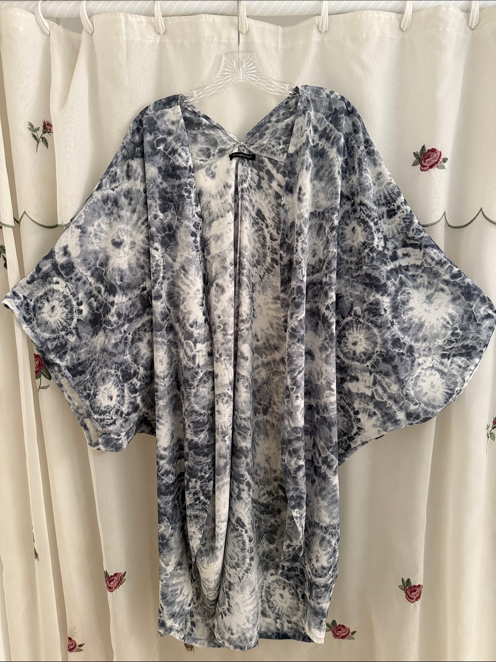 Do everything in love Gray & White Tie-Dye Open-Front Full-Length Caftan